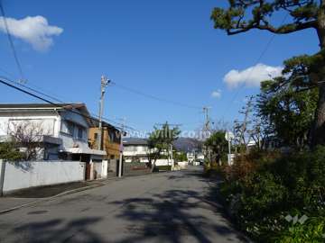 敷地東側の前面道路（南側から）