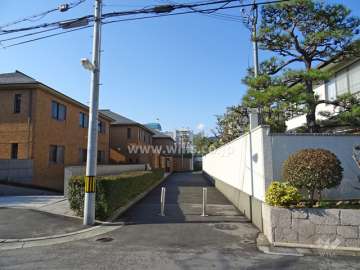 敷地北側の前面道路（東側から）