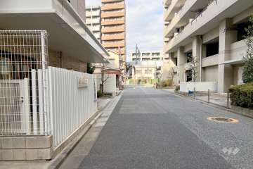 敷地東側の前面道路（南側から）