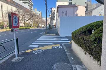 敷地の北側前面道路（西側から）