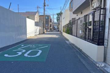 敷地の東側前面道路（北側から）