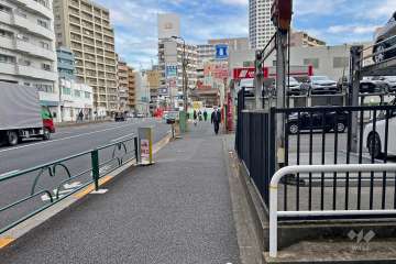 敷地の北側前面道路は千川通りです（西側から）。