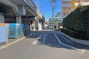 敷地北側の前面道路（西側から）