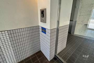 エントランスはオートロック付きです。