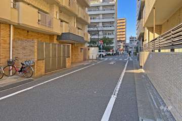敷地の東側前面道路（南側から）