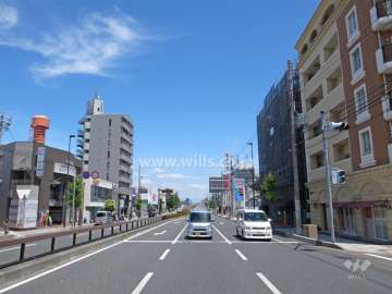 敷地北側の前面道路。国道2号線です。