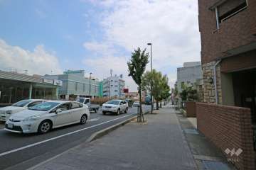 敷地北側の前面道路。片側2車線の国道2号線です。