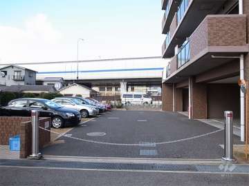 敷地内駐車場。平面式で入り口にロボットゲート付きです。