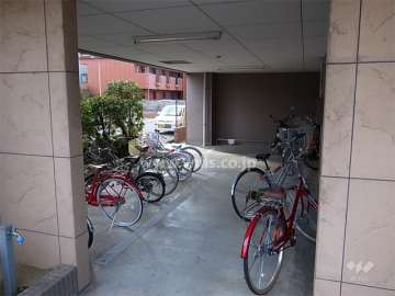 建物1階部分にある駐輪場