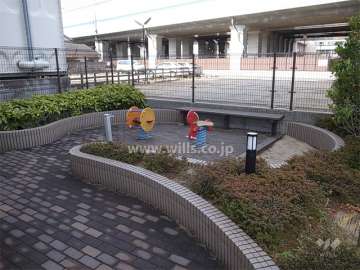 エントランス横にある小さなプレイロット