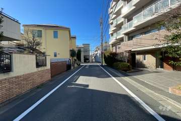 敷地南側の前面道路