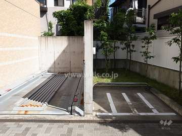 屋外機械式の駐車場とバイク置場