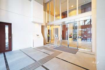 エントランスはオートロック付きです。