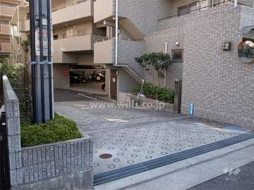 駐車場入口（ロボットゲート付き）
