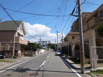 敷地北側の前面道路。突き当たりは夙川です。