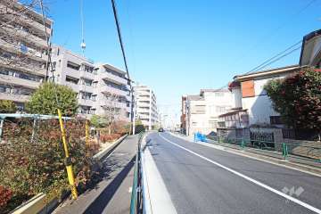 敷地東側の前面道路