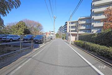 敷地西側の前面道路