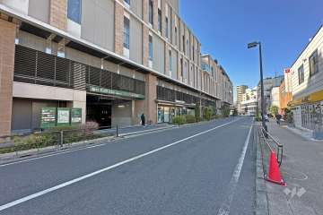 敷地の東側前面道路（南側から）