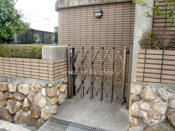 駐輪場の出入り口（東側からスロープを上がったところにあります。）