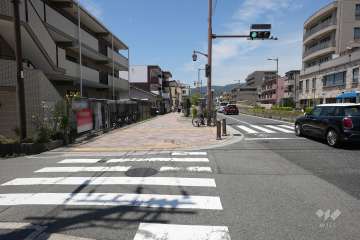 敷地北側の前面道路（東側から）