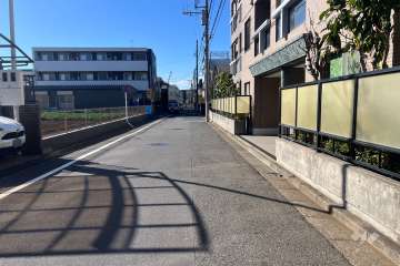 敷地の南側前面道路（東側から）