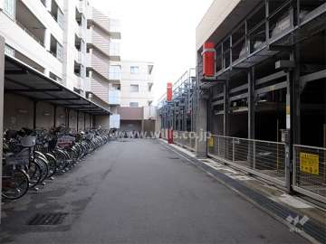 機械式の敷地内駐車場と駐輪場。いづれも屋根付きです。