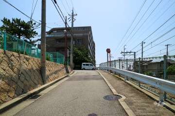 敷地北側の前面道路（南側から）
