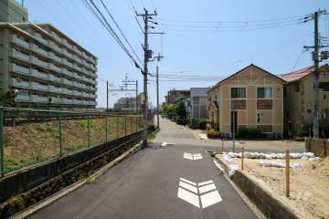 敷地南西側の道路（北側から）