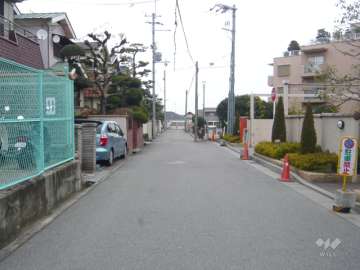 周辺の街並み。前面道路は行き止まりになっています