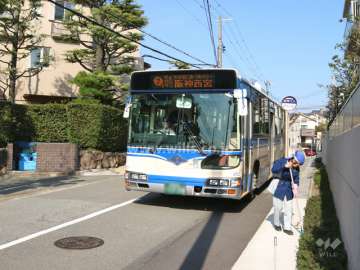 『北城山町』バス停からは阪急「甲陽園」駅やJR「西宮」駅、阪神「西宮」駅などへアクセスできます。