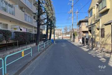 敷地東側の前面道路