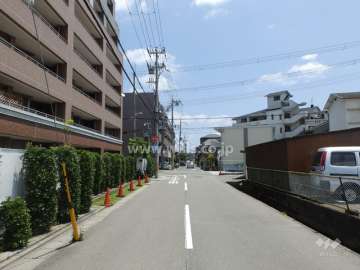 敷地南側の前面道路。周辺は区画の整った住宅地です。