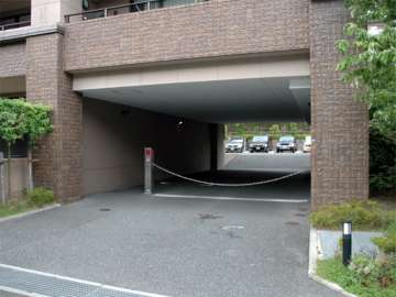 駐車場の入り口はロボットゲート付きです。