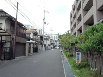 敷地南側の道路。道路を挟んで南側には一戸建てが建ち並んでいます。