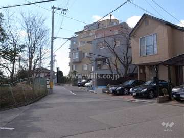周辺は緑の多い、一戸建てとマンションが混在する住宅地。高台に立っています。