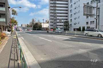 敷地北西側の前面道路（都道318号・環状七号線）