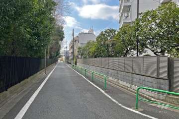 敷地南東側は「武蔵大学江古田キャンパス」に面しています。