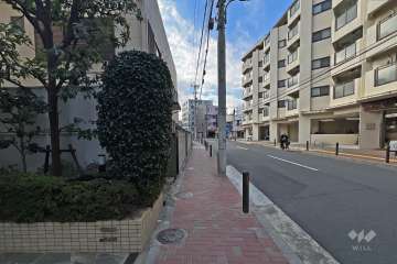敷地の北西側前面道路（北東側から）