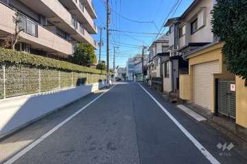 敷地の南側前面道路（西側から）