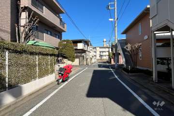 敷地の東側前面道路（南側から）