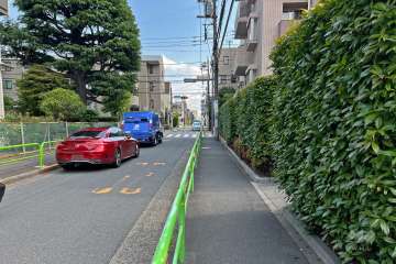 敷地の東側前面道路（北側から）