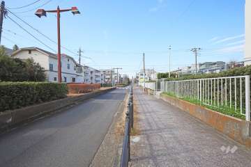 敷地南側の前面道路（東側から）