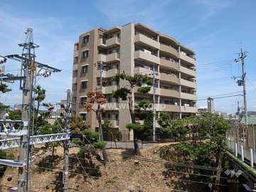 敷地の西側には阪急今津線が走っています。