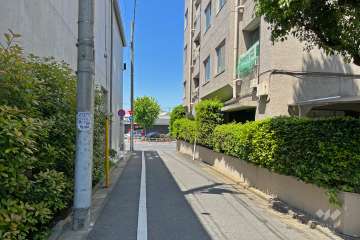 敷地の南側前面道路（東側から）