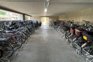 屋内に設けられた駐輪場