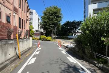 敷地の南西側前面道路（南東側から）