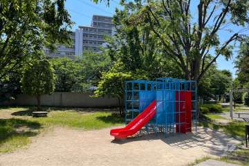 隣接する児童公園
