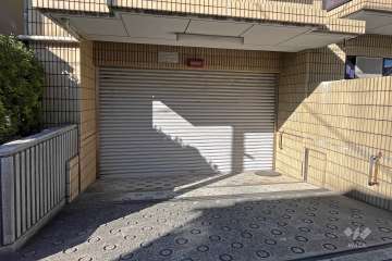 駐車場の出入り口(シャッター付)