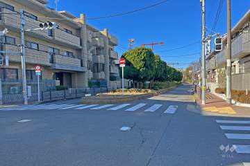 敷地の北側前面道路（東側から）