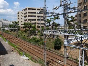 敷地の西側には阪急今津線が走っています。